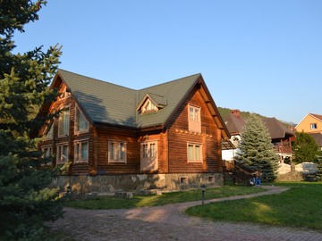 Дом в классическом деревянном стиле с участком в центре Красной Поляны